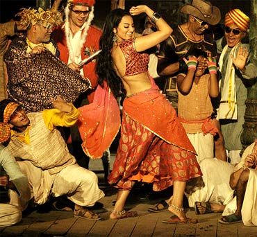 Sonakshi Sinha attractive dance in upcoming movie 'Joker'